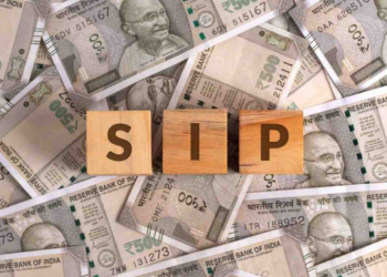 The Power of Compounding Comparing 25 Year and 5 Year SIP Returns